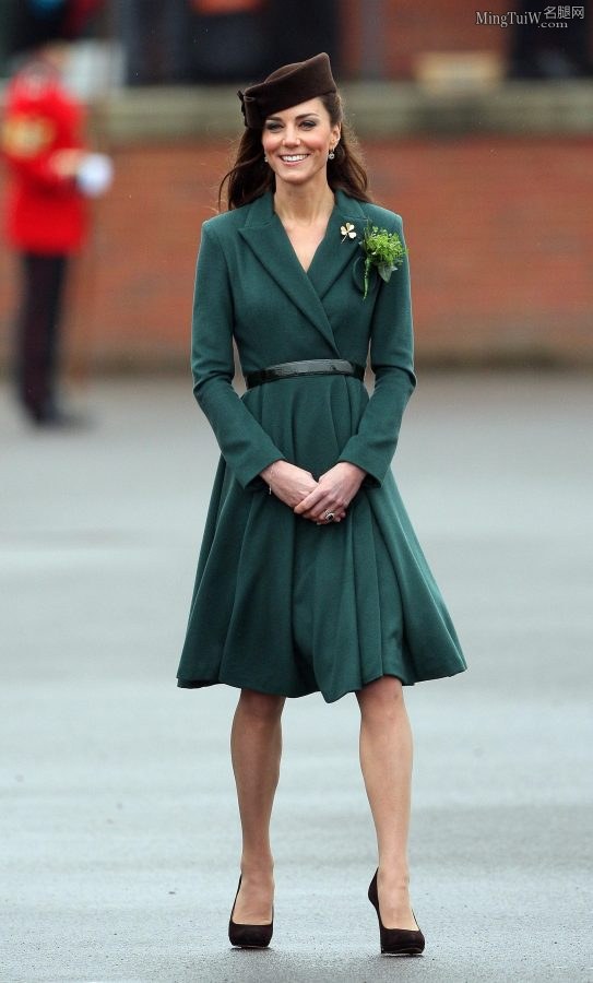 Kate Middleton参加典礼活动展示质感丝腿（第4张/共5张）