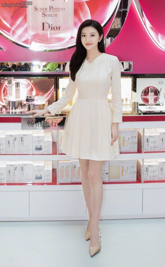 甜美气质女明星景甜脚穿迪奥高跟鞋亮相(2/3)
