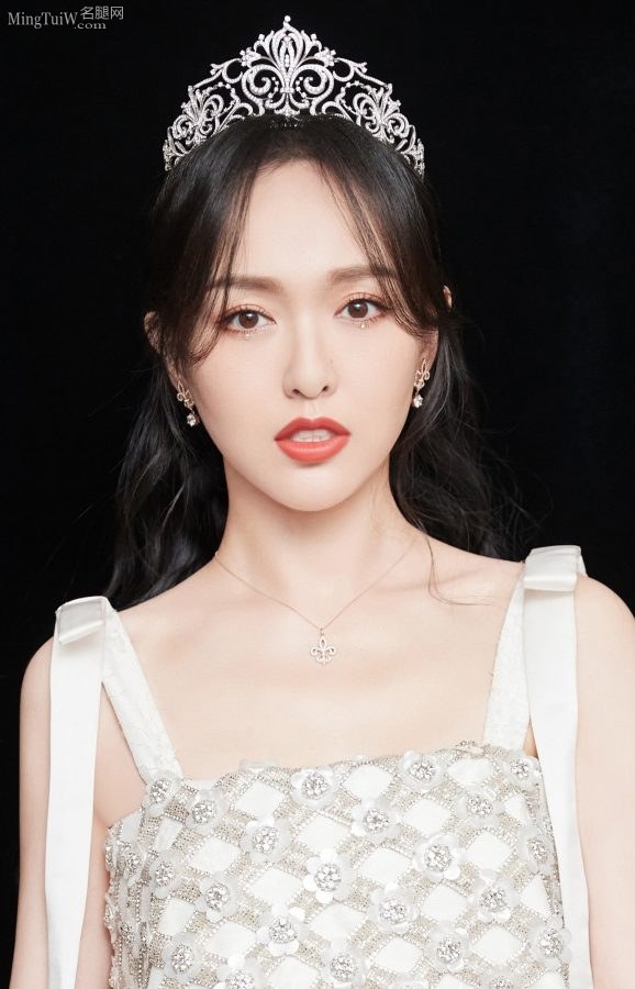 女明星唐嫣头戴王冠细长腿展现女神魅力(6/12)