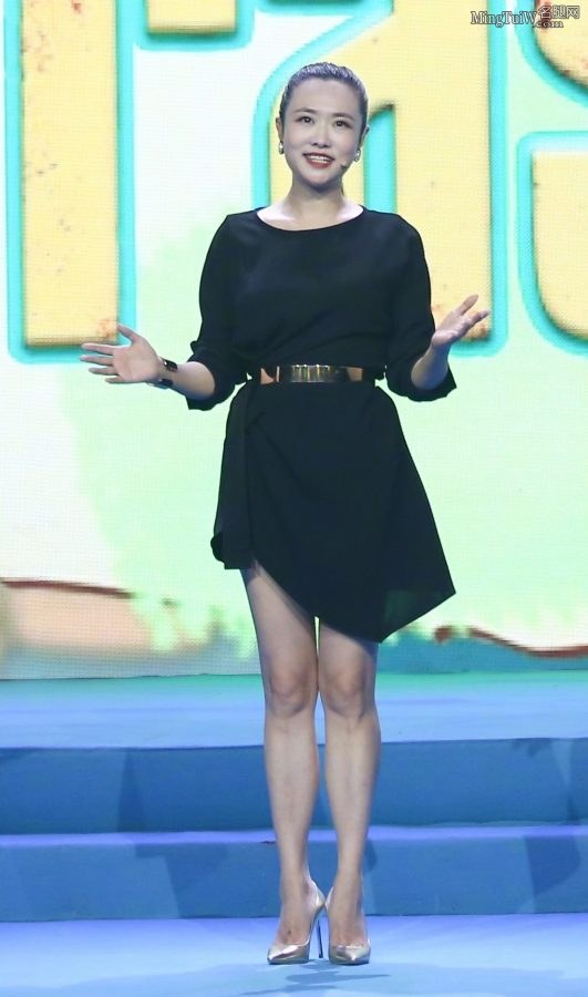 端庄的女主持王曦梁踩尖头高跟秀美腿(3/7)