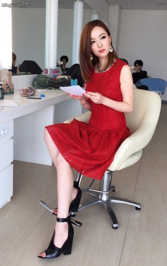 安徽卫视女主持余声光洁的白腿(1/2)