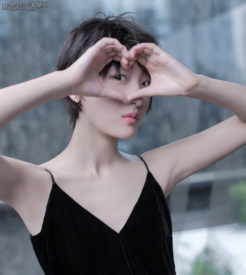 周冬雨穿吊带低胸清爽 粉色超短裙秀美腿(7/8)