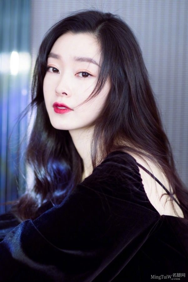 女演员宋轶白玉足穿白色凉高跟 樱桃小嘴甜美迷人(2/3)