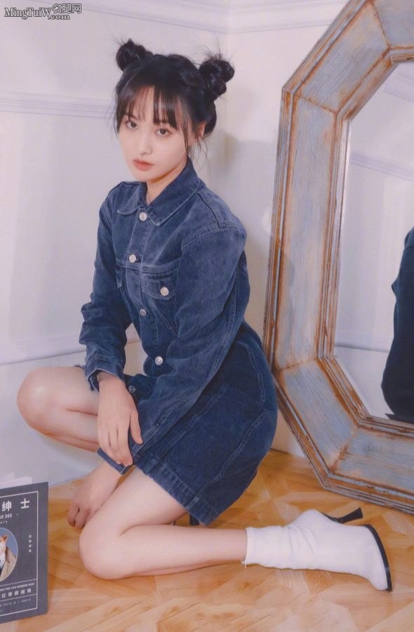 郑爽妹子双丸子头美腿纤细白皙(1/2)