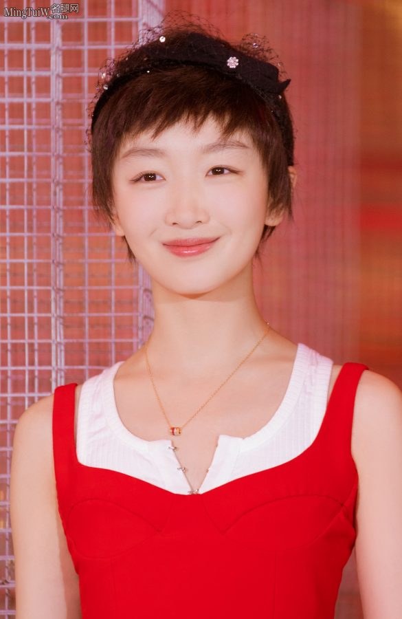 温柔小妹周冬雨美腿修长 脚穿细带凉高跟(2/2)