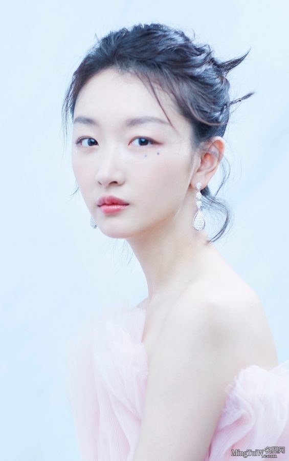 周冬雨白净纤细的玉脚 仙气长裙露美肩(3/5)