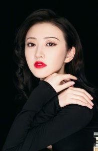 景甜红唇美颜努力挤沟让你欣赏