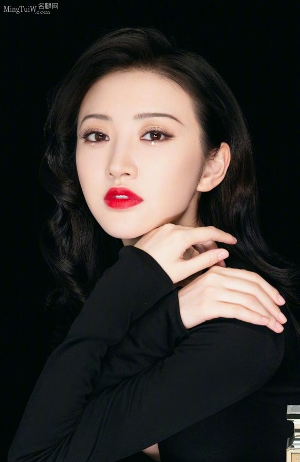 景甜红唇美颜努力挤沟让你欣赏(7/9)