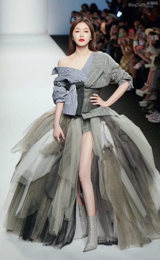 Qin Lan walked on the stage after taking photos with her long beautiful legs and short boots(8/13)