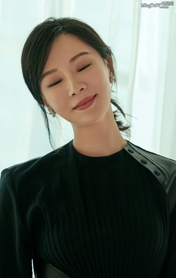 气质优雅的女明星陈数脚上的高跟鞋太松要掉下来了(2/2)
