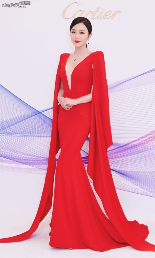 气场全开的秦岚烈焰美唇低胸美炸了(5/6)