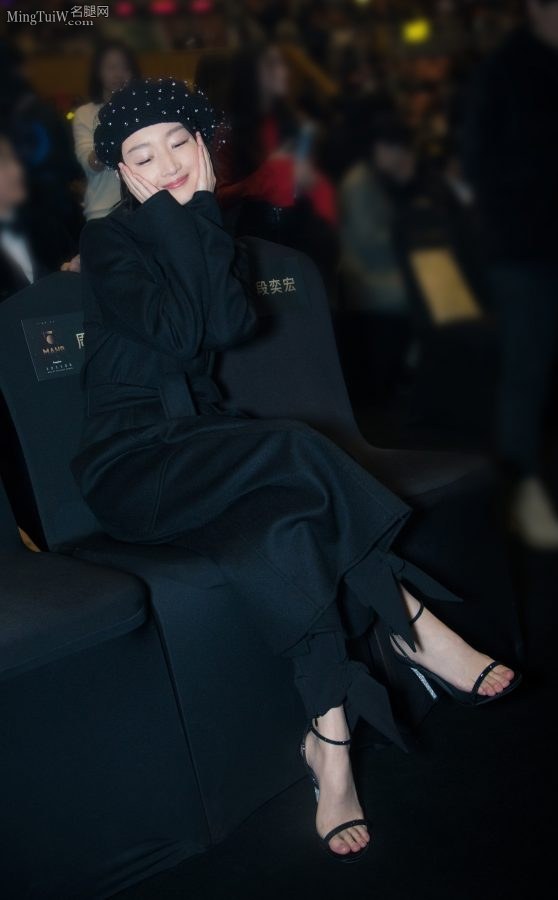 Zhou Dongyu's cute little feet are wearing cool high heels(1/8)