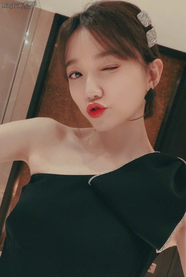 于莎莎穿开叉裙展示自己光滑的大腿(6/6)