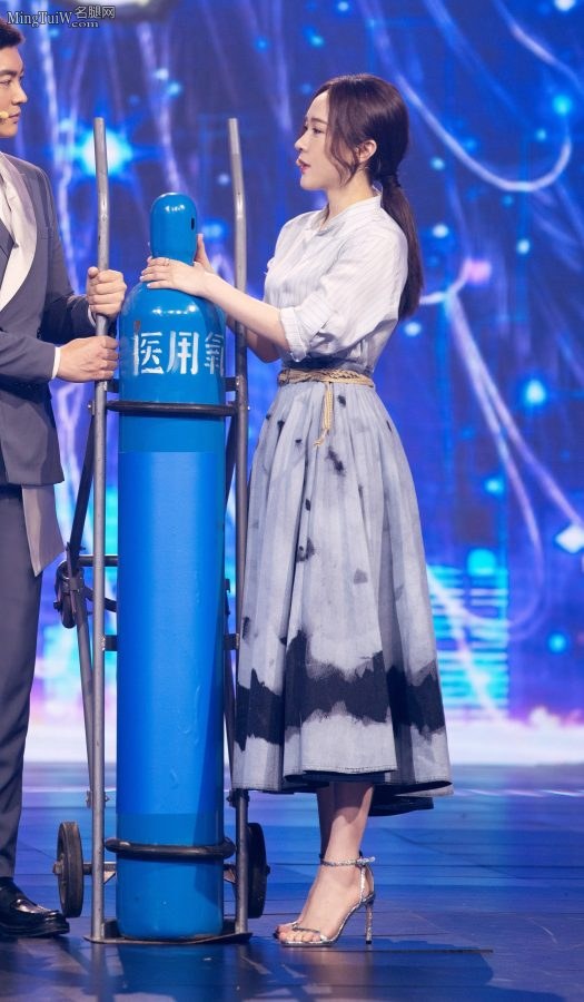 霍思燕穿Jimmy Choo的玉足一定经过不少滋润(2/2)