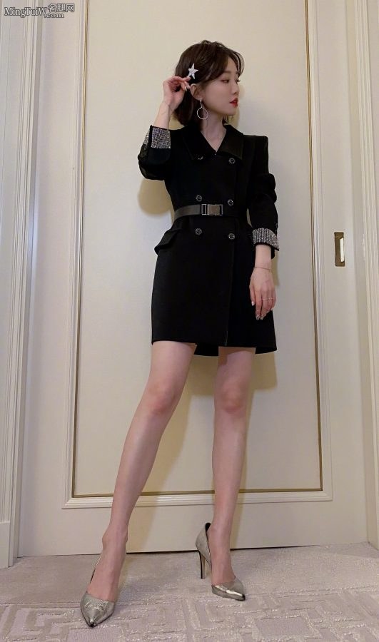 于莎莎细腰长腿红嘴嘟嘟迷人(1/4)