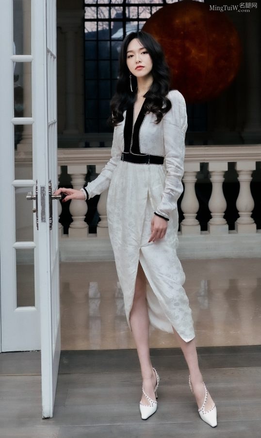 优雅高贵的美女姐姐唐嫣红唇美艳(1/5)