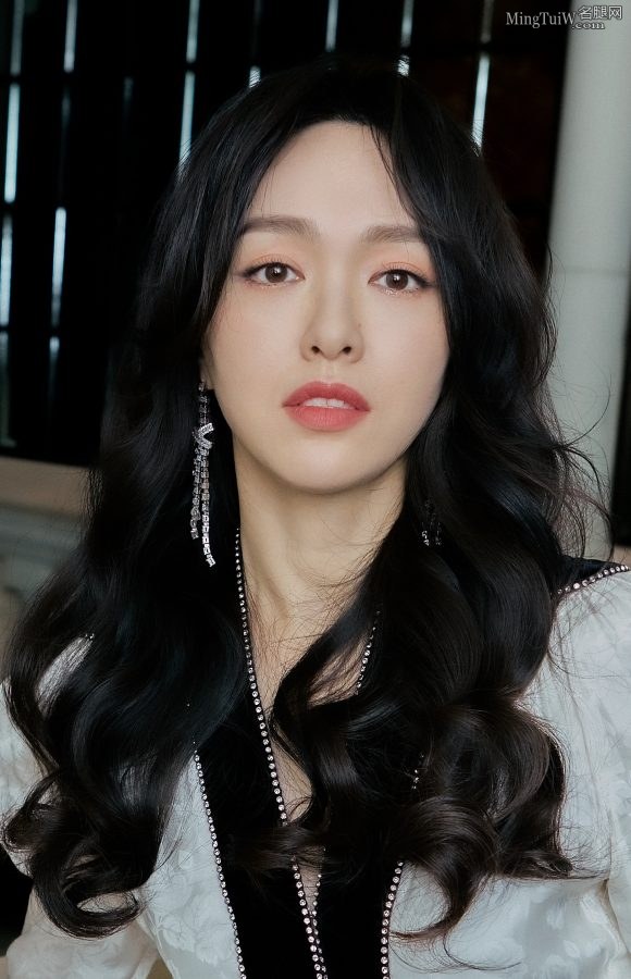 优雅高贵的美女姐姐唐嫣红唇美艳(2/5)