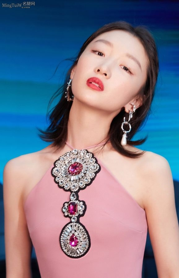 身材娇小的美女周冬雨穿开叉裙跷二郎腿(6/6)