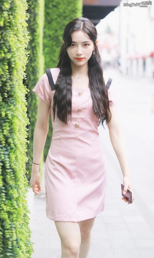 甜美的宝贝许佳琪穿粉裙小腿又细又白(2/6)