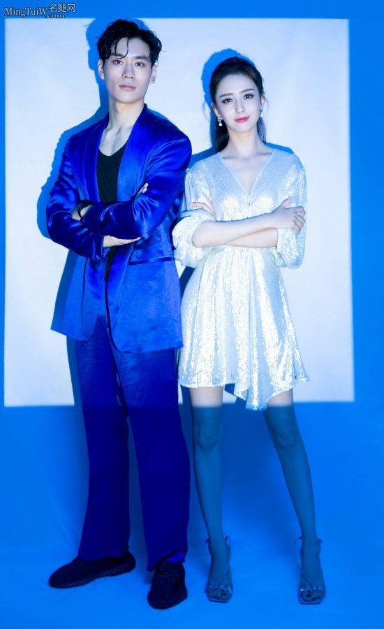 纤瘦的女明星佟丽娅自信秀精致脚脚丫(2/6)