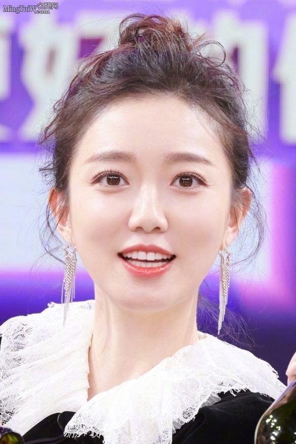 于莎莎主持活动现场长白腿吸睛(3/6)