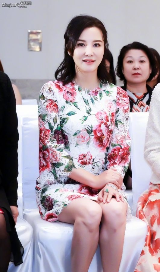 成熟大美女陶红美腿穿尖头高跟 身穿鲜艳花裙扮嫩(2/6)