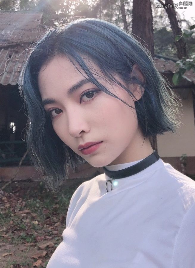 THE9 Xu Jiaqi's big white legs in denim hot pants are amazing(3/5)