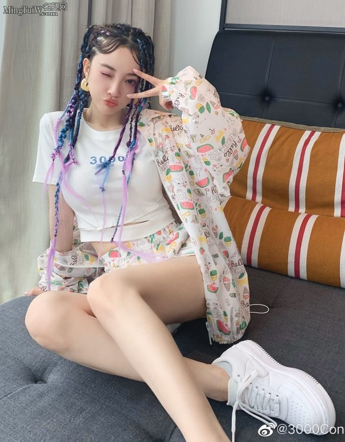嫂子李小璐的纤细美腿小辫辫不错(5/13)