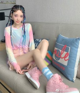 嫂子李小璐的纤细美腿小辫辫不错
