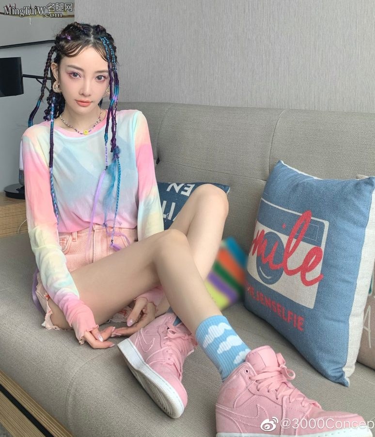 嫂子李小璐的纤细美腿小辫辫不错(6/13)