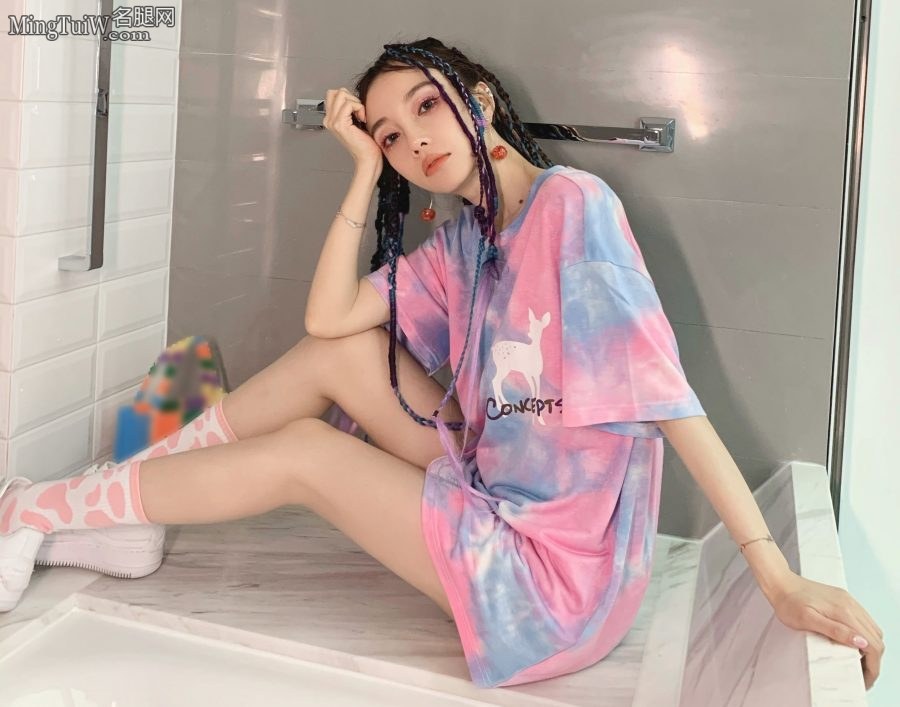 嫂子李小璐的纤细美腿小辫辫不错(7/13)
