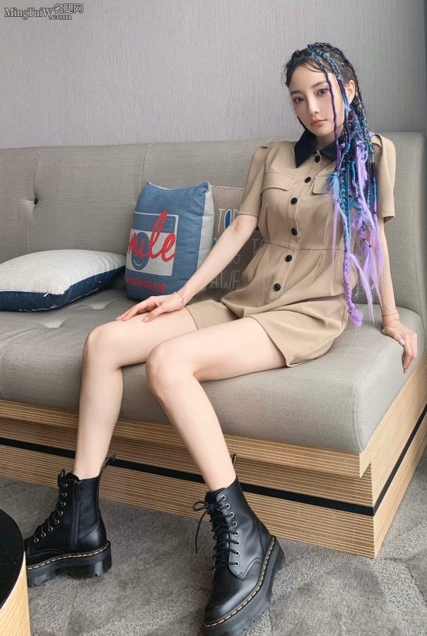 嫂子李小璐的纤细美腿小辫辫不错(8/13)