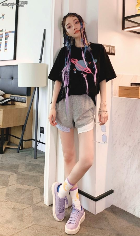 嫂子李小璐的纤细美腿小辫辫不错(10/13)