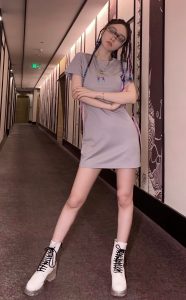 嫂子李小璐的纤细美腿小辫辫不错