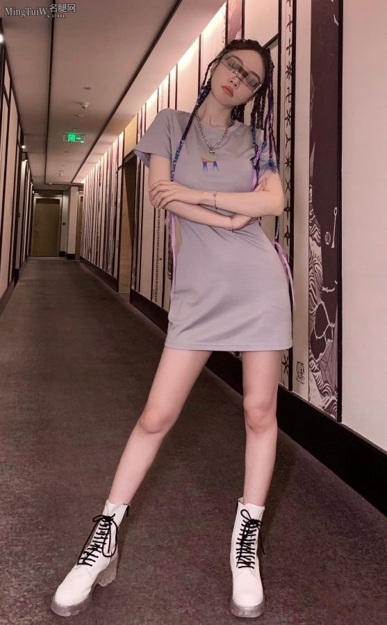 嫂子李小璐的纤细美腿小辫辫不错(12/13)
