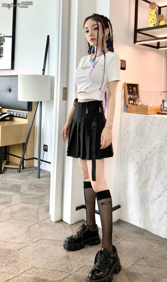 嫂子李小璐的纤细美腿小辫辫不错(13/13)