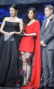 杨幂上台领奖喜欢她薄纱内纤细的长腿