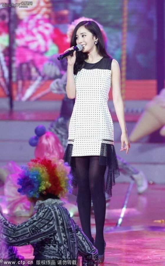 多年之前杨幂获得最受欢迎女歌手 这双厚黑丝袜配细高跟简直完美（第2张/共13张）