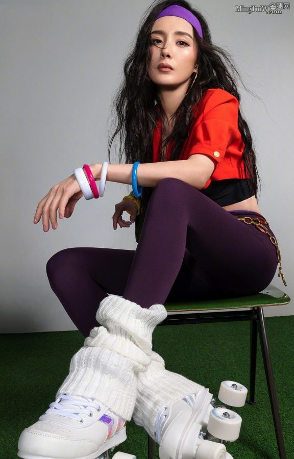 反派女人杨幂街头运动风格写真 美腿是永远的焦点(1/8)