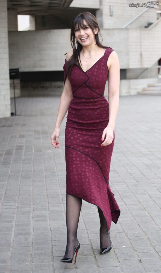 英国模特Daisy Lowe紫裙黑丝配红底细高跟优雅走来（第5张/共7张）
