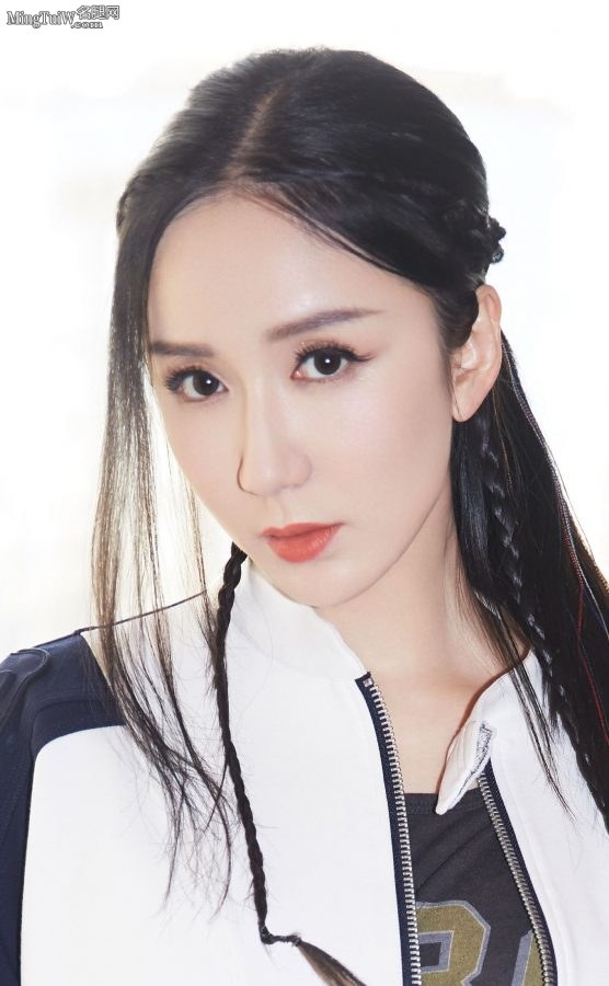 女明星娄艺潇潮酷造型美腿光滑(3/5)