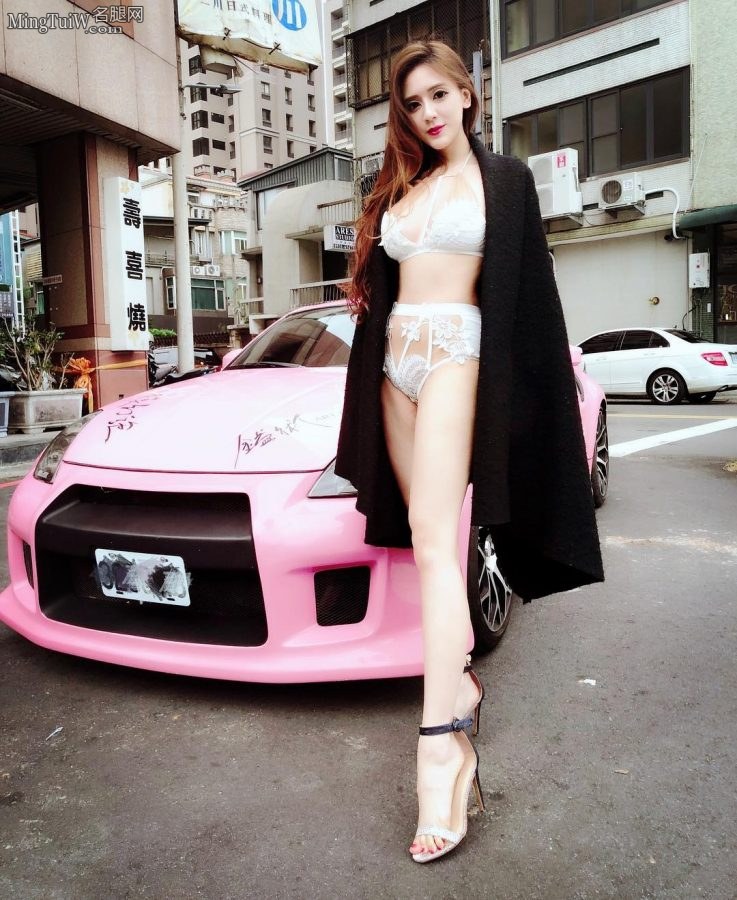 翁子涵豪车+美腿不要做选择全都要(13/32)