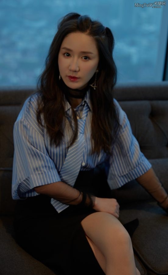 《爱情公寓》胡一菲扮演者娄艺潇的美腿高跟 这条黑裙很有设计感(2/6)