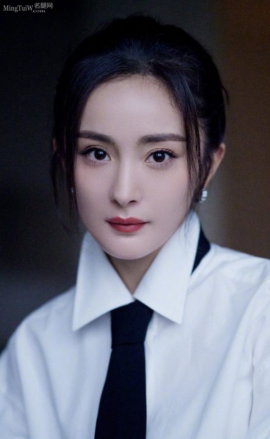 杨幂穿了镶钻黑丝裤袜没穿裤子就跑出来了？(9/15)