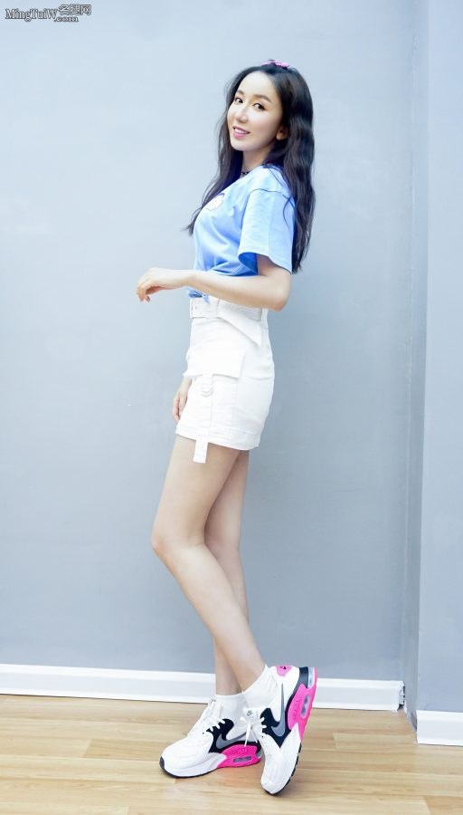 娄艺潇白裙运动鞋美腿少女感满分(4/4)