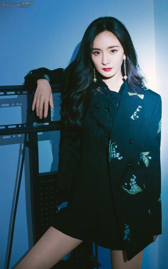 杨幂姐录制上台讲脱口秀之前秀美腿(4/8)