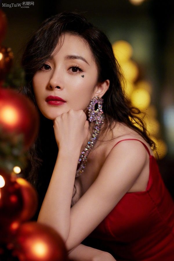 真小狐狸杨幂波浪长发泪痣性感魅影 红礼服红高跟美腿修长(6/9)