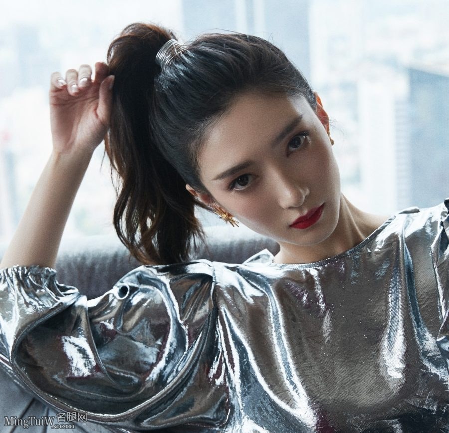 江疏影质感红唇 在沙发里摆各种姿势(2/5)