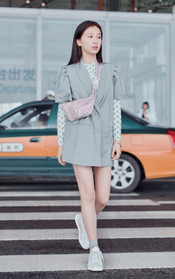 THE9 member Yu Shuxin shows off her fair legs at the airport(1/3)