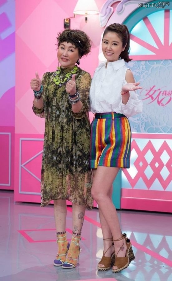 林心如美腿穿坡跟鞋录制节目(2/2)